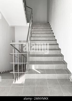 Moderno interno di ingresso nel lussuoso complesso residenziale di appartamenti. Scala Foto Stock