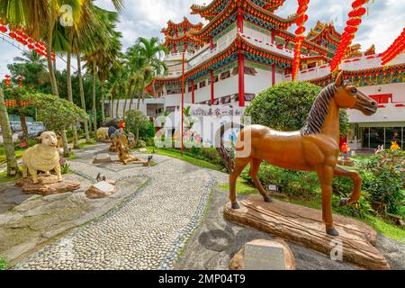 Kuala Lumpur, Malesia - 2023: Scultura zodiacale a cavallo per commemorare il Capodanno cinese, l'anno del coniglio d'acqua nello zodiaco cinese. In Thean Hou Foto Stock