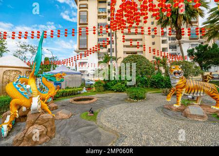 Kuala Lumpur, Malesia - 2023: Sculture zodiacali di tigre e drago per il Capodanno cinese, l'anno del coniglio d'acqua nello zodiaco cinese. In Thean Hou Foto Stock