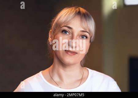 Ritratto di una donna bionda che guarda la fotocamera, primo piano Foto Stock