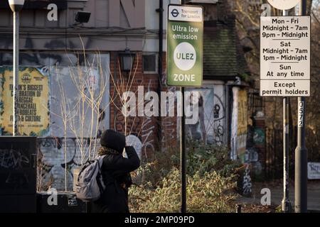 Dato che undici dei diciannove consigli esterni di Londra stanno considerando l'azione legale, i cartelli del Transport for London (TFL) per la nuova zona a bassissima emissione (ULEZ) sono visti sulla circolare sud A205 a Lordship Lane a East Dulwich, Ma sono destinati ad essere ampliati oltre il perimetro della strada orbitale interna intorno alla capitale, il 30th gennaio 2023, a Londra, Inghilterra. Ora 18 volte più grande, la nuova area di ULEZ vieta i veicoli più vecchi come diesel inquinanti e auto a benzina di età superiore ai 2006 anni, un tentativo di ridurre le emissioni velenose che danneggiano ulteriormente la salute di 1 su 10 bambini che hanno asma. Conducenti di non ex Foto Stock