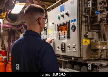 221007-N-TC847-1001 IONIAN SEA (OTT 7, 2022) Machinist Mate 1st Class Jacob Anderson, assegnato all'incrociatore missilistico guidato della classe Ticonderoga USS Leyte Gulf (CG 55), ispeziona un'unità di climatizzazione, 7 ottobre 2022. The George H.W. Bush Carrier Strike Group è in fase di implementazione pianificata nell'area operativa delle forze navali statunitensi in Europa, impiegata dalla U.S. Sesta flotta per difendere gli interessi degli Stati Uniti, degli alleati e dei partner. Foto Stock