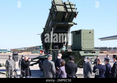 Sayama, Giappone. 31st Jan, 2023. Il Segretario Generale dell'Organizzazione del Trattato del Nord Atlantico (NATO) Jens Stoltenberg (C) ispeziona il sistema missilistico anti balistico PAC-3 della Japanese Air Self Defense Force mentre visita la base aerea Iruma di JASDF a Sayama, nella periferia di Tokyo martedì 31 gennaio 2023. Stoltenberg è in visita di tre giorni in Giappone per scambiare opinioni con i funzionari giapponesi. Credit: Yoshio Tsunoda/AFLO/Alamy Live News Foto Stock