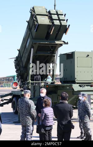 Sayama, Giappone. 31st Jan, 2023. Il Segretario Generale dell'Organizzazione del Trattato del Nord Atlantico (NATO) Jens Stoltenberg (C) ispeziona il sistema missilistico anti balistico PAC-3 della Japanese Air Self Defense Force mentre visita la base aerea Iruma di JASDF a Sayama, nella periferia di Tokyo martedì 31 gennaio 2023. Stoltenberg è in visita di tre giorni in Giappone per scambiare opinioni con i funzionari giapponesi. Credit: Yoshio Tsunoda/AFLO/Alamy Live News Foto Stock