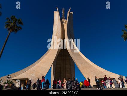 Turisti in Martyrs Memorial, Nord Africa, Algeri, Algeria Foto Stock