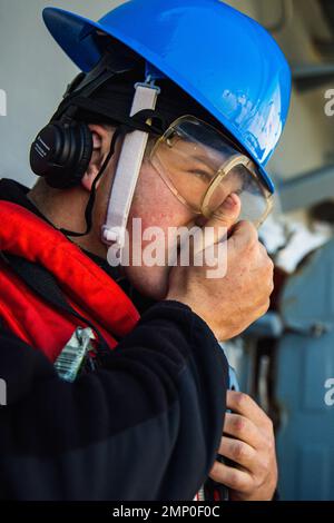 221007-N-GF955-1078 MAR BALTICO (OTT 7, 2022) U.S. Navy Seaman Caeden Hockers, da Green Bay, Wisconsin, comunica con il ponte a bordo del cacciatorpediniere missilistico guidato di classe Arleigh Burke USS Paul Ignatius (DDG 117) durante un rifornimento in mare con la nave da carico a secco e munizioni di classe Lewis e Clark USNS William McLean (T-AKE 12), ottobre 7, 2022. Paul Ignatius, schierato in futuro a Rota, Spagna, è in un schieramento programmato nell'area delle operazioni delle forze Navali USA in Europa, impiegato dalla U.S. Sesta flotta, per difendere gli interessi degli Stati Uniti, alleati e partner. Foto Stock