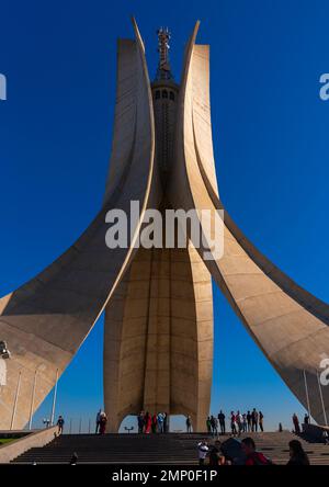 Turisti in Martyrs Memorial, Nord Africa, Algeri, Algeria Foto Stock