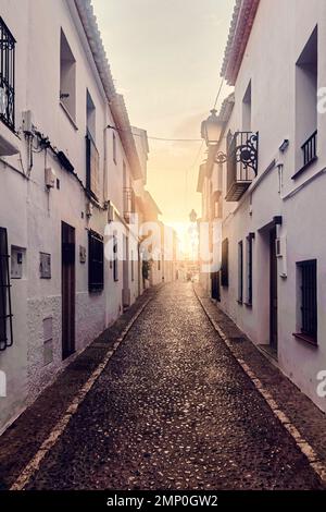 Spagnolo mediterraneo pittoresco villaggio di Altea. Strada tradizionale al tramonto. Situato nella comunità valenciana, Alicante, Spagna. Foto Stock