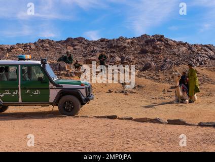 Scorta di polizia di Toutists con tuaregs nel deserto, Nord Africa, Tamanrasset, Algeria Foto Stock