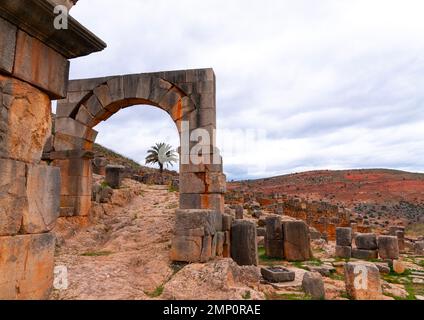 Arco di Memmius Rogatus nelle rovine romane di Tiddis, Nord Africa, BNI Hamden, Algeria Foto Stock