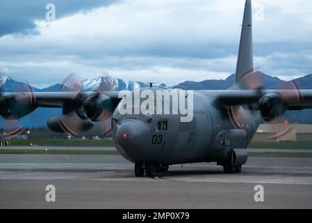 Un Hercules reale della Nuova Zelanda C-130H assegnato a No. 40 Squadron, RNZAF base Auckland, si prepara per il decollo durante LA BANDIERA ROSSA Alaska 23-1 sulla base congiunta Elmendorf-Richardson, Alaska, 7 ottobre 2022. Red Flag-Alaska funge da piattaforma ideale per l'impegno internazionale e l'esercizio ha una lunga storia di includere alleati e partner. Ciò consente a tutte le parti coinvolte di scambiare tattiche, tecniche e procedure migliorando al contempo l'interoperabilità. Foto Stock