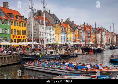 Danimarca, Copenhagen, Nyhavn o New Harbour è un lungomare del 17th ° secolo, canale e quartiere dei divertimenti. Foto Stock