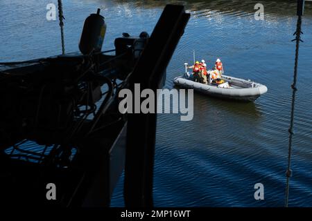 221007-N-HE057-1030 PORTSMOUTH, VIRGINIA (7 ottobre 2022) i marinai sollevano una barca gonfiabile a scafo rigido nel porto a bordo della portaerei di classe Nimitz USS Dwight D. Eisenhower (CVN 69). IKE è attualmente in pierside presso il cantiere navale di Norfolk nella fase di manutenzione del piano di risposta ottimizzato alla flotta (OFRP). Foto Stock