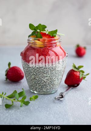 Budino di fragole e semi di chia in un barattolo per colazione Foto Stock