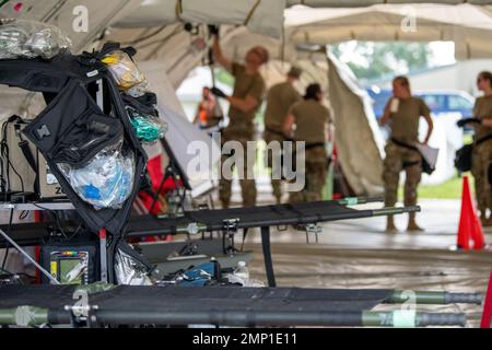 Gli aerei assegnati al 181st Medical Group, Indiana Air National Guard hanno istituito tende e attrezzature mediche durante il 19th° pacchetto di formazione collettiva per esplosivi chimici, biologici, radiologici, nucleari e ad alto rendimento Valutazione pre-esterna anno di supporto presso il Camp Atterbury Joint manovration Training Center, Ind., 10 agosto 2022. L'elemento medico del CERFP 19th assiste le vittime di incidenti di emergenza e disastri per fornire una valutazione critica del tempo, la documentazione e il supporto medico di emergenza sul posto, la preparazione e la stabilizzazione dei pazienti per il trasporto Foto Stock