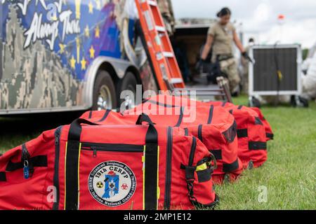 Gli aerei assegnati al 181st Medical Group, Indiana Air National Guard hanno istituito tende e attrezzature mediche durante il 19th° pacchetto di valutazione pre-esterna di esplosivi chimici, biologici, radiologici, nucleari e ad alto rendimento Valutazione pre-esterna corso di formazione collettiva dell'anno di supporto al Camp Atterbury Joint manovration Training Center, Ind., 10 agosto 2022. L'elemento medico del CERFP 19th assiste le vittime di incidenti di emergenza e disastri per fornire una valutazione critica del tempo, la documentazione e il supporto medico di emergenza sul posto, la preparazione e la stabilizzazione dei pazienti per il trasporto Foto Stock