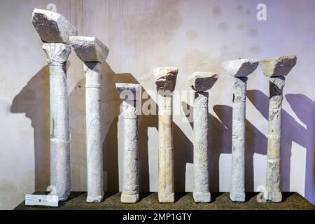 Colonne e capitelli di 'crutch' da laboratorio bizantino. 9th ° secolo, marmo - Galleria Regionale di Palazzo Bellomo, Ortigia - Siracusa, Sicilia, Italia Foto Stock