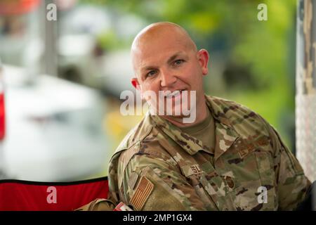 Master Senior Sgt. Cody Eslick, medico e supervisore dell'elemento di ricerca ed estrazione del 181st Medical Group assegnato al 19th Chemical, Biological, Radiological, Nuclear, Ed esplosivi ad alto rendimento Enhanced Response Force Package, la Guardia nazionale dell'Indiana chiacchiera con i membri del team durante i tempi di inattività in un luogo di emergenza simulato durante un evento di formazione collettiva dell'anno di supporto di valutazione pre-esterno al Camp Atterbury Joint Manavement Training Center, Ind., 10 agosto 2022. Gli airmen del 181st Medical Group sono integrati con i team S&e per fornire immediatamente medici di emergenza sul posto Foto Stock