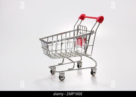 Carrello supermercato rosso, Trolley. isolato su sfondo bianco. Foto Stock