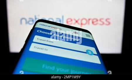Telefono cellulare con sito web della società britannica National Express Group plc (NX) sullo schermo di fronte al logo. Messa a fuoco in alto a sinistra del display del telefono. Foto Stock