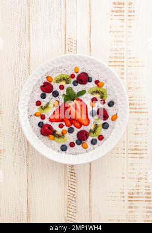 Piatto per la colazione: Budino di cocco chia con frutta e frutti di bosco. Foto Stock