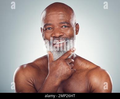 Viso, crema da barba e uomo nero con rasoio sulla barba, trattamento spa  sulla pelle su sfondo grigio. Salute, mock up e capelli facciali, uomo  maturo mattina Foto stock - Alamy