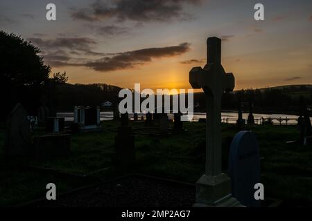 Timoleague, West Cork, Irlanda. 31st Jan, 2023. Il sole sorge sopra il convento di Timoleague (risalente al 1240) e l'estuario dell'ultimo giorno del 2023 gennaio. Credit: AG News/Alamy Live News Foto Stock