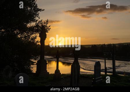 Timoleague, West Cork, Irlanda. 31st Jan, 2023. Il sole sorge sopra il convento di Timoleague (risalente al 1240) e l'estuario dell'ultimo giorno del 2023 gennaio. Credit: AG News/Alamy Live News Foto Stock