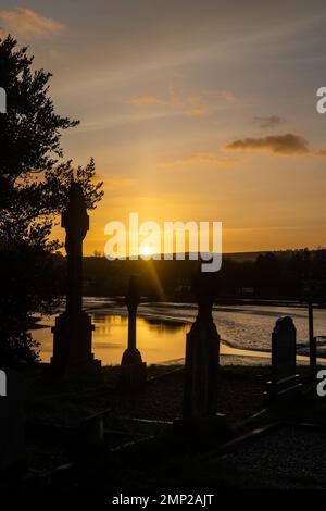 Timoleague, West Cork, Irlanda. 31st Jan, 2023. Il sole sorge sopra il convento di Timoleague (risalente al 1240) e l'estuario dell'ultimo giorno del 2023 gennaio. Credit: AG News/Alamy Live News Foto Stock