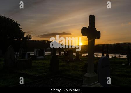 Timoleague, West Cork, Irlanda. 31st Jan, 2023. Il sole sorge sopra il convento di Timoleague (risalente al 1240) e l'estuario dell'ultimo giorno del 2023 gennaio. Credit: AG News/Alamy Live News Foto Stock