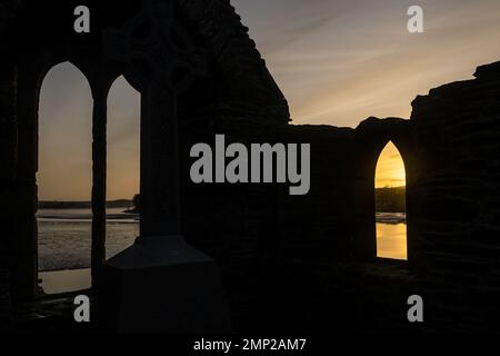 Timoleague, West Cork, Irlanda. 31st Jan, 2023. Il sole sorge sopra il convento di Timoleague (risalente al 1240) e l'estuario dell'ultimo giorno del 2023 gennaio. Credit: AG News/Alamy Live News Foto Stock