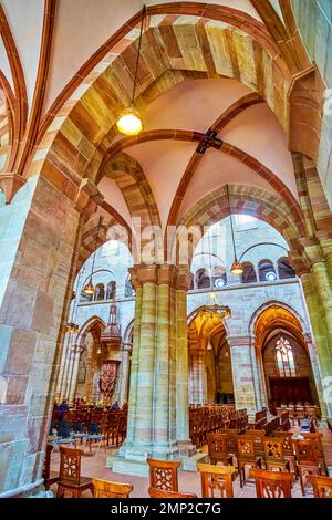 BASILEA, SVIZZERA - 1 APRILE 2022: Interno della Cattedrale di Basilea, il 1 aprile a Basilea, Svizzera Foto Stock