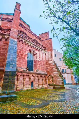 L'abside in pietra rossa della Cattedrale di Basilea con il segno di fondazione medievale, Basilea, Svizzera Foto Stock