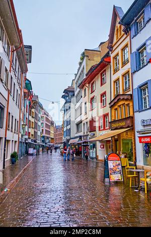 BASILEA, SVIZZERA - 1 APRILE 2022: Via dello shopping Gerbergasse con numerosi negozi e boutique al piano terra di case storiche, il prossimo aprile Foto Stock