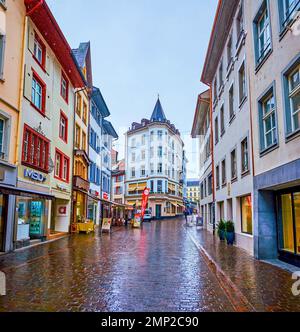 BASILEA, SVIZZERA - 1 APRILE 2022: La via vuota dello shopping Gerbergasse durante la giornata delle piogge, il 1 aprile a Basilea, Svizzera Foto Stock