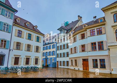 Case storiche in piazza Munsterplatz a Basilea, Svizzera Foto Stock