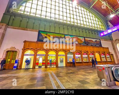 BASILEA, SVIZZERA - 1 APRILE 2022: L'interno della stazione ferroviaria di Basilea FFS con una grande finestra e dipinti sulle pareti, il 1 aprile a Basilea, Svizzera Foto Stock