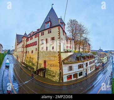 Panorama di via Kohlenberg con Lohnhof il possente complesso medievale con torri a Basilea, Svizzera Foto Stock