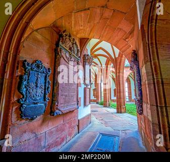 Lo stretto passaggio da Bischofshof al piccolo chiostro della Cattedrale di Basilea Minster in Svizzera Foto Stock