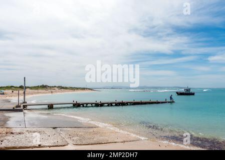 Struisbaai, Sudafrica - 21 settembre 2022: Vista sul porto di Struisbaai, nella provincia del Capo Occidentale. Persone e una barca sono visibili Foto Stock