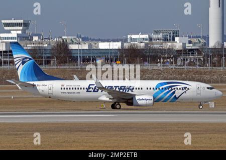 Germania, Baviera, Monaco: SU-GEA Boeing 737-866 (c/n 40760) di Egyptair all'aeroporto Franz Josef Strauss di Monaco. Foto Stock