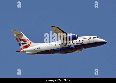 Germania, Baviera, Monaco di Baviera: OY-NCW Dornier do.328-300 (c/n 3131) di Sun Air (nella livrea della British Airways) presso l'aeroporto Franz Josef Strauss di Monaco Foto Stock