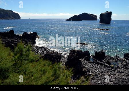 Portogallo, Isole Azzorre, Sao Miguel, Mosteiros, Ponta do Castelo: Resti di lava dell'ultima eruzione vulcanica - sulla spiaggia e in mare. T Foto Stock