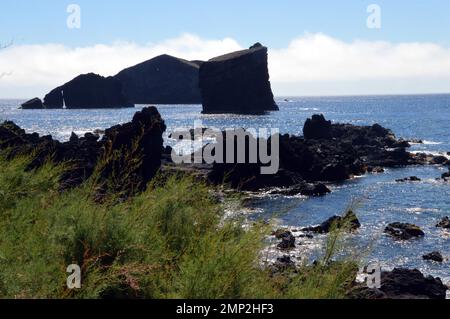 Portogallo, Isole Azzorre, Sao Miguel, Mosteiros, Ponta do Castelo: Resti di lava dell'ultima eruzione vulcanica - sulla spiaggia e in mare. T Foto Stock