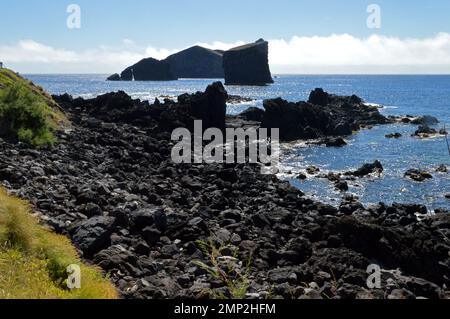 Portogallo, Isole Azzorre, Sao Miguel, Mosteiros, Ponta do Castelo: Resti di lava dell'ultima eruzione vulcanica - sulla spiaggia e in mare. T Foto Stock