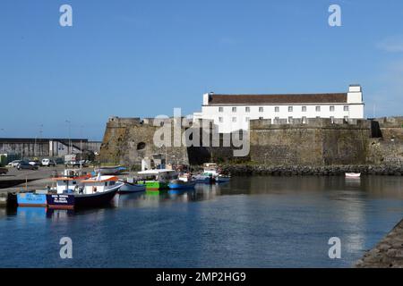 Portogallo, Isole Azzorre, Sao Miguel, Ponta Delgada: La fortezza del 16th ° secolo, Sao Bras, costruita per difendere il porto, è ora sede di un ampio miglio Foto Stock