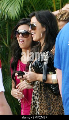 Esclusivo!! Kim Kardashian si trova a Miami Beach il giorno di Capodanno con la sorella kourtney e il ragazzo rumato, la star dei New Orleans Saints Reggie Bush. Miami, Florida. 1/1/08. Foto Stock