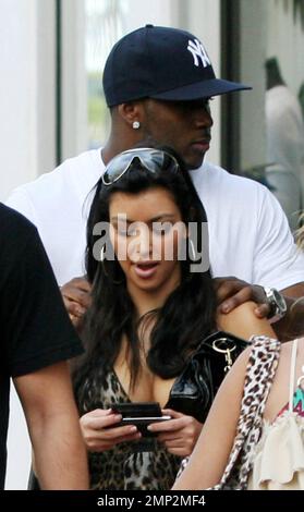 Esclusivo!! Kim Kardashian si trova a Miami Beach il giorno di Capodanno con la sorella kourtney e il ragazzo rumato, la star dei New Orleans Saints Reggie Bush. Miami, Florida. 1/1/08. Foto Stock