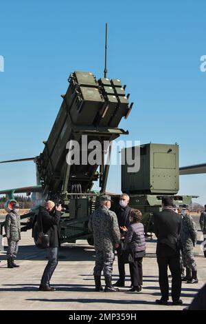 Prefettura di Saitama, Giappone. Martedì. 31st Jan, 2023. Il Segretario Generale della NATO Jens Stoltenberg ispeziona la base aerea di Iruma nella prefettura di Saitama, Giappone, martedì 31 gennaio 2023. Credit: AFLO/Alamy Live News Credit: AFLO Co.. Ltd./Alamy Live News Foto Stock