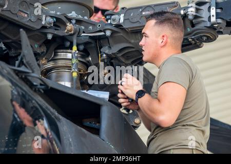 I soldati dell'esercito degli Stati Uniti della Brigata dell'aviazione di combattimento del 36th conducono un'esercitazione di preparazione all'implementazione di emergenza (EDRE) sulla base aerea di Ali al Salem, Kuwait, 8 ottobre 2022. Foto Stock